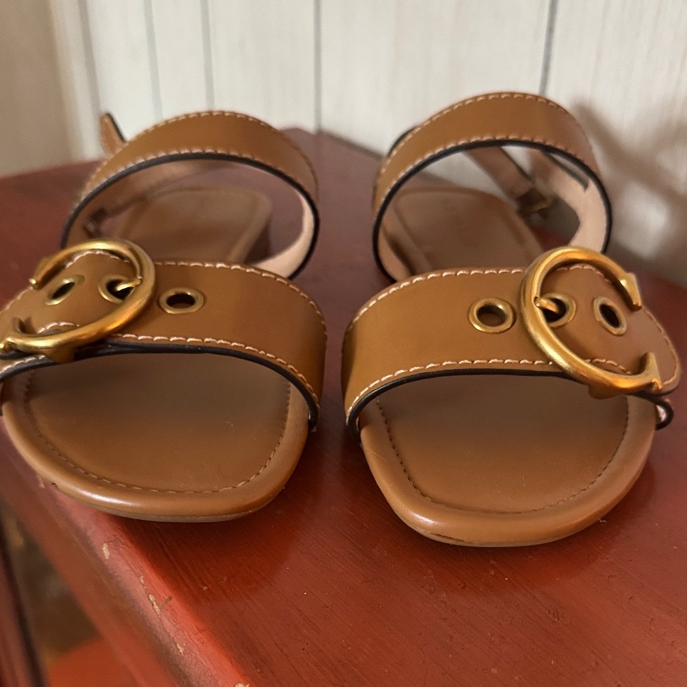 👡🤎🐎Coach Tan Leather Sandals with Gold Accents - Picture 2 of 6